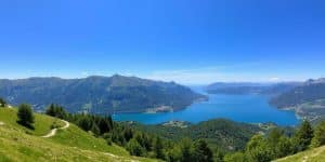 Paesaggio del Ticino con montagne e lago.