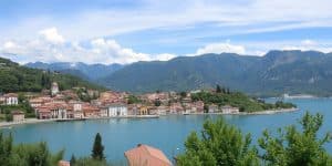 Villaggio ticinese con lago e montagne