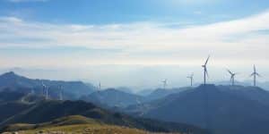 Montagne ticinesi con pannelli solari e turbine eoliche