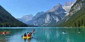 Lago con persone che fanno sport acquatici